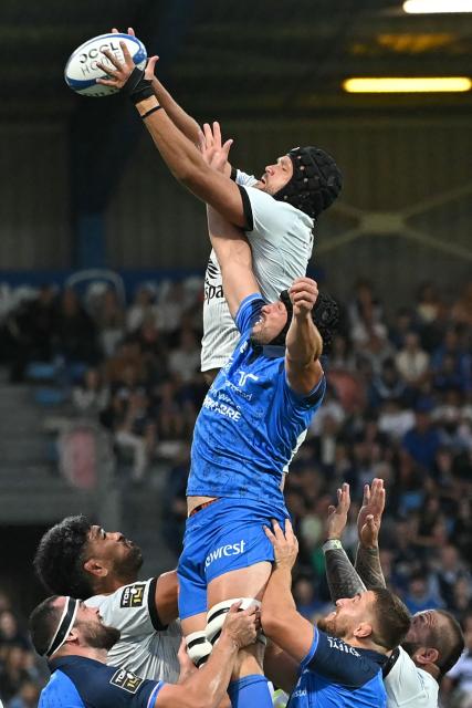 Toulon's English flanker Zach Mercer catches the ball from a line-out during the French Top 14 rugby union match between Castres Olympique and Rugby Club Toulonnais (Toulon)  at Stade Pierre Fabre in Castres, southern France on June 6, 2026. (Photo by Matthieu RONDEL / AFP)