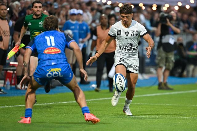 Toulon's French full-back Mathis Ferte (R) kicks the ball during the French Top 14 rugby union match between Castres Olympique and Rugby Club Toulonnais (Toulon)  at Stade Pierre Fabre in Castres, southern France on June 6, 2026. (Photo by Matthieu RONDEL / AFP)