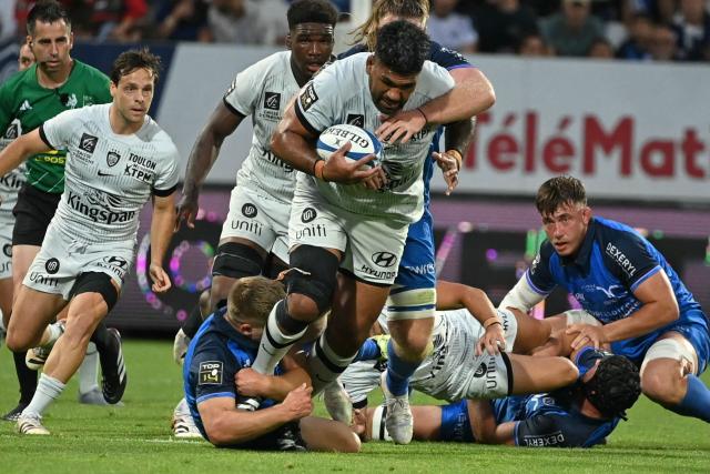 Toulon's Samoa hooker Komiti Junior Alainuuese (C) is tackled during the French Top 14 rugby union match between Castres Olympique and Rugby Club Toulonnais (Toulon)  at Stade Pierre Fabre in Castres, southern France on June 6, 2026. (Photo by Matthieu RONDEL / AFP)