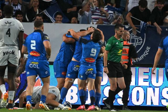 Castres's players celebrate after scoring a try during the French Top 14 rugby union match between Castres Olympique and Rugby Club Toulonnais (Toulon)  at Stade Pierre Fabre in Castres, southern France on June 6, 2026. (Photo by Matthieu RONDEL / AFP)
