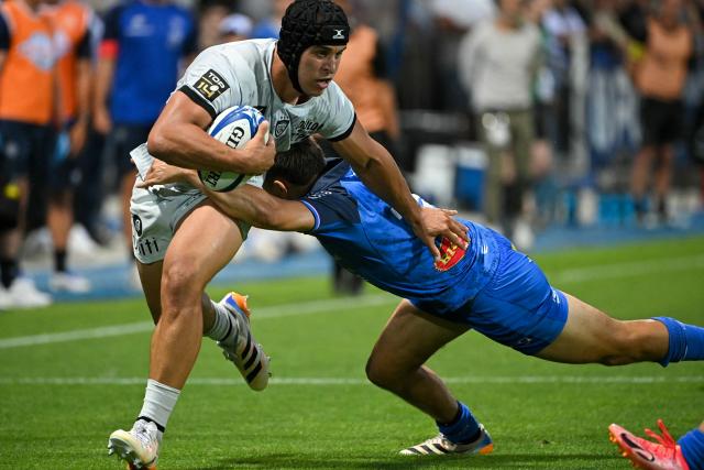 Toulon's French flanker Joe Quere Karaba is tackled during the French Top 14 rugby union match between Castres Olympique and Rugby Club Toulonnais (Toulon)  at Stade Pierre Fabre in Castres, southern France on June 6, 2026. (Photo by Matthieu RONDEL / AFP)