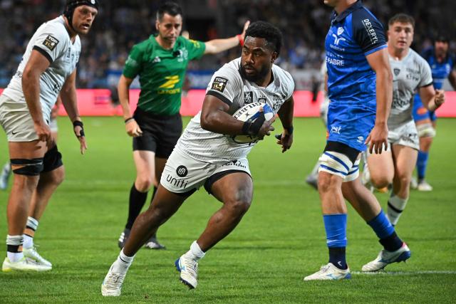 Toulon's Fijian centre Setariki Tuicuvu (C) runs to score the team's first try during the French Top 14 rugby union match between Castres Olympique and Rugby Club Toulonnais (Toulon) at Stade Pierre Fabre in Castres, southern France on June 6, 2026. (Photo by Matthieu RONDEL / AFP)