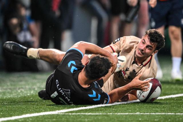 Montpellier’s French centre Arthur Vincent (L) fights for the ball with Lyon's French full-back Martin Meliande during the French Top14 rugby union match between Lyon Olympique Universitaire Rugby and  Montpellier Herault Rugby at the Gerland Stadium in Lyon, central-eastern France on June 6, 2026. (Photo by OLIVIER CHASSIGNOLE / AFP)