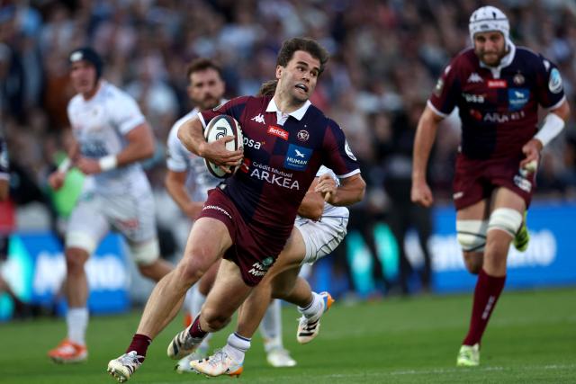 Bordeaux' French centre Damian Penaud (C) runs with the ball during the French Top14 rugby union match between Union Bordeaux-Begles (UBB) and ASM Clermont Auvergne at the Chaban-Delmas Stadium in Bordeaux, south-western France on June 6, 2026. (Photo by ROMAIN PERROCHEAU / AFP)
