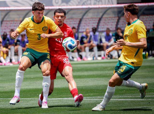 Australia's Alessandro Cicati (L) and Switzerland's Zeki Amdouni battle for the ball during a friendly match at Snapdragon Stadium in San Diego, California, on June 6, 2026, ahead of the 2026 FIFA World Cup. (Photo by SANDY HUFFAKER / AFP)