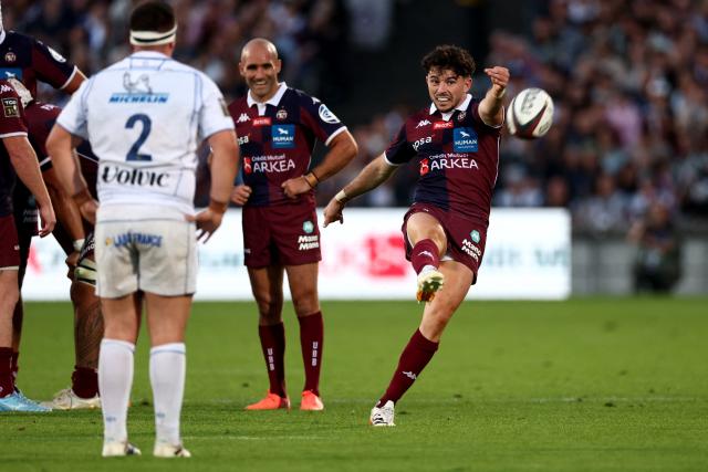 Bordeaux' French fly half Hugo Reus (R) kicks the ball during the French Top14 rugby union match between Union Bordeaux-Begles (UBB) and ASM Clermont Auvergne at the Chaban-Delmas Stadium in Bordeaux, south-western France on June 6, 2026. (Photo by ROMAIN PERROCHEAU / AFP)
