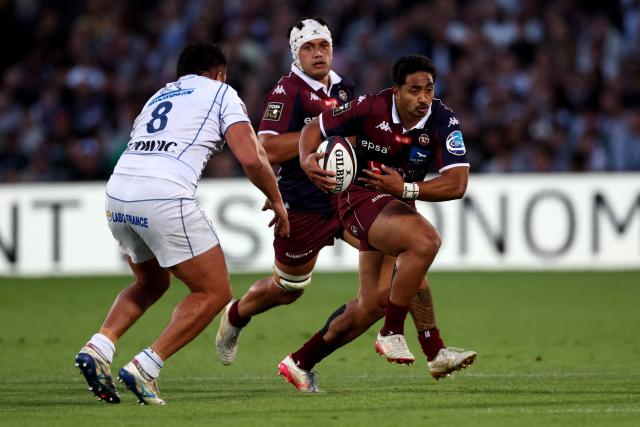 Bordeaux' French centre Yoram Moefana (R) runs with the ball during the French Top14 rugby union match between Union Bordeaux-Begles (UBB) and ASM Clermont Auvergne at the Chaban-Delmas Stadium in Bordeaux, south-western France on June 6, 2026. (Photo by ROMAIN PERROCHEAU / AFP)