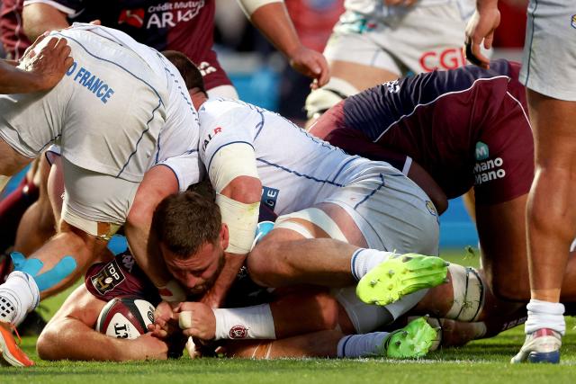 Bordeaux' French flanker Pierre Bochaton (C) scores a try during the French Top14 rugby union match between Union Bordeaux-Begles (UBB) and ASM Clermont Auvergne at the Chaban-Delmas Stadium in Bordeaux, south-western France on June 6, 2026. (Photo by ROMAIN PERROCHEAU / AFP)
