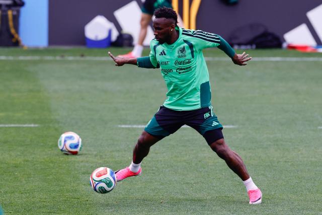 Mexico's forward Julian Quinones controls the ball during a training session ahead of the FIFA 2026 World Cup at Centro de Alto Rendimiento in Mexico City on June 6, 2026. (Photo by Rodrigo Oropeza / AFP)