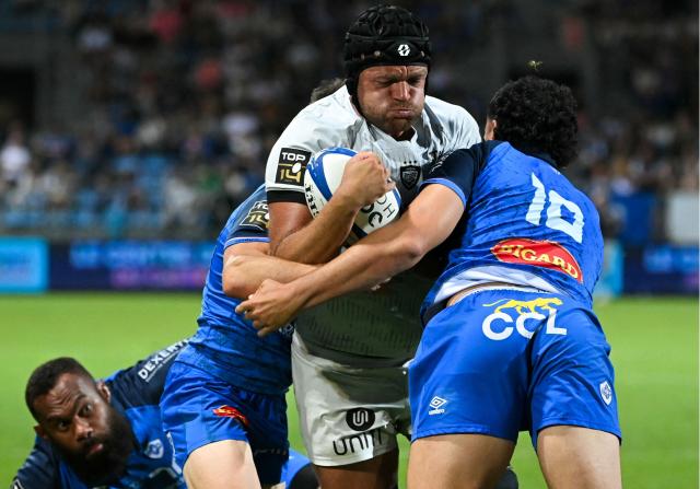 Toulon's English flanker Zach Mercer (C) attempts to break away from a tackle during the French Top 14 rugby union match between Castres Olympique and Rugby Club Toulonnais (Toulon)  at Stade Pierre Fabre in Castres, southern France on June 6, 2026. (Photo by Matthieu RONDEL / AFP)