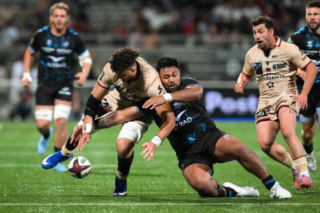 Lyon's French lock Theo William (C/L) fights for the ball with Montpellier's French hooker Christopher Tolofua (C/R) during the French Top14 rugby union match between Lyon Olympique Universitaire Rugby and  Montpellier Herault Rugby at the Gerland Stadium in Lyon, central-eastern France on June 6, 2026. (Photo by OLIVIER CHASSIGNOLE / AFP)