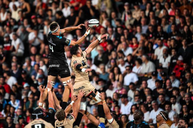 Montpellier's French lock Florian Verhaeghe (L) fights with Lyon's French flanker Dylan Cretin (C) to catch the ball from a line-out during the French Top14 rugby union match between Lyon Olympique Universitaire Rugby and  Montpellier Herault Rugby at the Gerland Stadium in Lyon, central-eastern France on June 6, 2026. (Photo by OLIVIER CHASSIGNOLE / AFP)