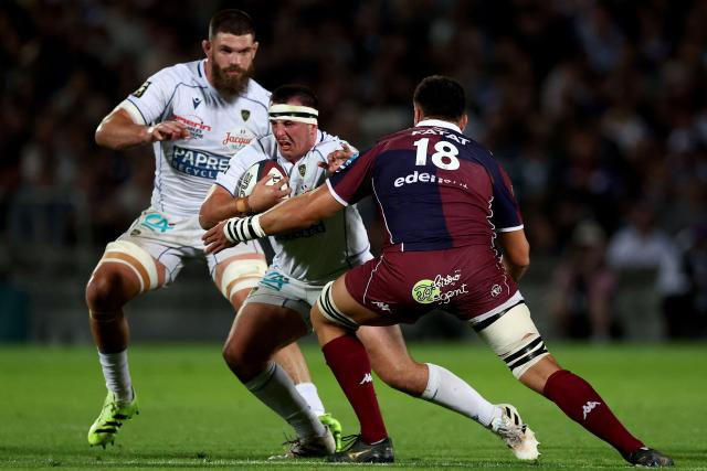 Clermont's French hooker Barnabe Massa (C) is tackled by Bordeaux' French flanker Cyril Cazeaux (R) during the French Top14 rugby union match between Union Bordeaux-Begles (UBB) and ASM Clermont Auvergne at the Chaban-Delmas Stadium in Bordeaux, south-western France on June 6, 2026. (Photo by ROMAIN PERROCHEAU / AFP)