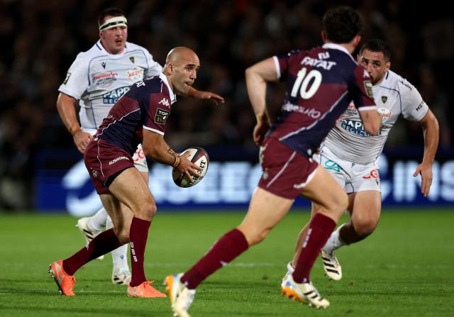 Bordeaux' French scrum half Maxime Lucu (L) runs with the ball during the French Top14 rugby union match between Union Bordeaux-Begles (UBB) and ASM Clermont Auvergne at the Chaban-Delmas Stadium in Bordeaux, south-western France on June 6, 2026. (Photo by ROMAIN PERROCHEAU / AFP)