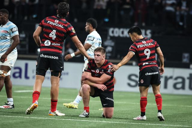Toulouse's French hooker Thomas Lacombre (C) kneels during the French Top14 rugby union match between Racing 92 and Stade Toulousain Rugby (Toulouse) at the Paris La Defense Arena in Nanterre, on the outskirts of Paris on June 6, 2026. (Photo by Simon WOHLFAHRT / AFP)