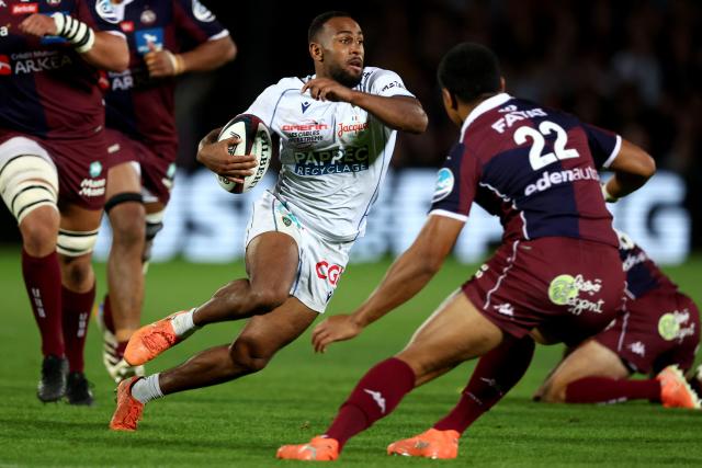 Clermont's French winger Yerim Fall (C) runs with the ball during the French Top14 rugby union match between Union Bordeaux-Begles (UBB) and ASM Clermont Auvergne at the Chaban-Delmas Stadium in Bordeaux, south-western France on June 6, 2026. (Photo by ROMAIN PERROCHEAU / AFP)