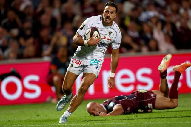 Clermont's French full back Kylan Hamdaoui (L) runs with the ball during the French Top14 rugby union match between Union Bordeaux-Begles (UBB) and ASM Clermont Auvergne at the Chaban-Delmas Stadium in Bordeaux, south-western France on June 6, 2026. (Photo by ROMAIN PERROCHEAU / AFP)