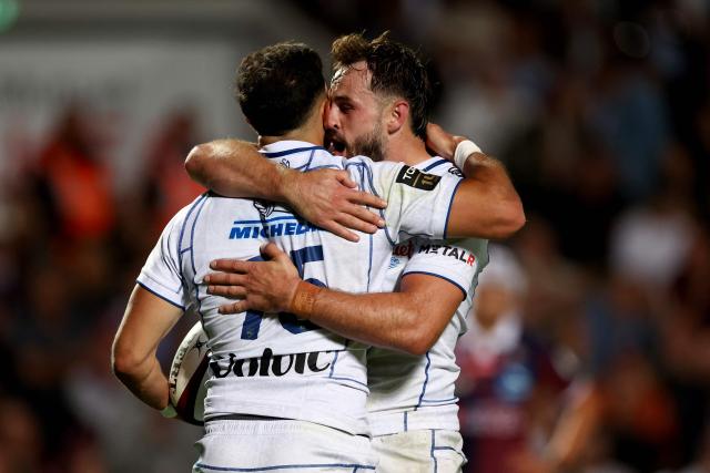 Clermont's French full back Kylan Hamdaoui (L) celebrates with teammate Clermont's New Zealander fly half Harrison Plummer after scoring a try during the French Top14 rugby union match between Union Bordeaux-Begles (UBB) and ASM Clermont Auvergne at the Chaban-Delmas Stadium in Bordeaux, south-western France on June 6, 2026. (Photo by ROMAIN PERROCHEAU / AFP)