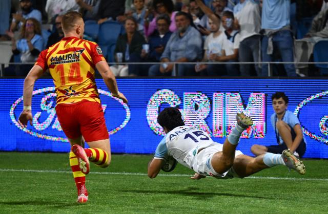 Bayonne's French fullback Yohan Orabe (R) dives to score a try celebrate after a try during the French Top14 rugby union match between Aviron Bayonnais (Bayonne) and USA Perpignan at Stade Jean Dauger in Bayonne, south-western France on June 6, 2026. (Photo by Gaizka IROZ / AFP)