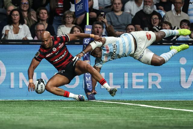 Toulouse's French centre Teddy Thomas (L) scores s try during the French Top14 rugby union match between Racing 92 and Stade Toulousain Rugby (Toulouse) at the Paris La Defense Arena in Nanterre, on the outskirts of Paris on June 6, 2026. (Photo by Simon WOHLFAHRT / AFP)