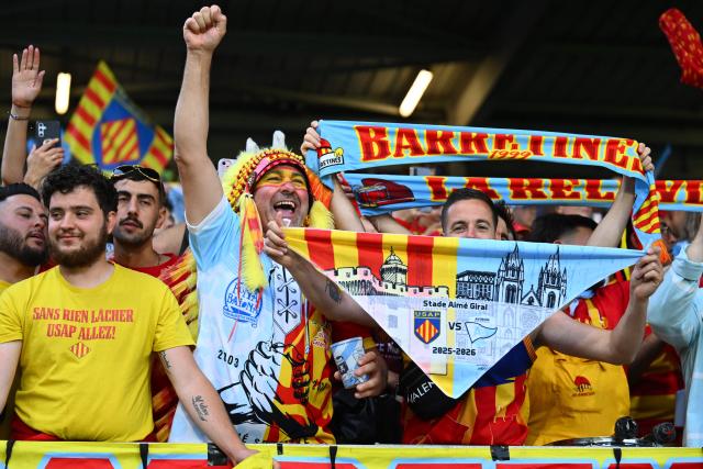 Perpignan's fans cheer prior to the French Top14 rugby union match between Aviron Bayonnais (Bayonne) and USA Perpignan at Stade Jean Dauger in Bayonne, south-western France on June 6, 2026. (Photo by Gaizka IROZ / AFP)