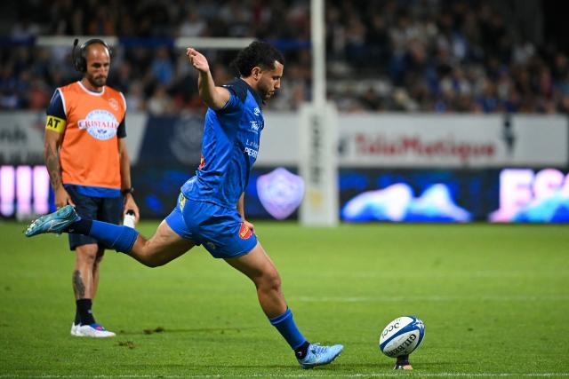 Castres' French fly-half Louis Le Brun kicks the ball to convert a try during the French Top 14 rugby union match between Castres Olympique and Rugby Club Toulonnais (Toulon)  at Stade Pierre Fabre in Castres, southern France on June 6, 2026. (Photo by Matthieu RONDEL / AFP)