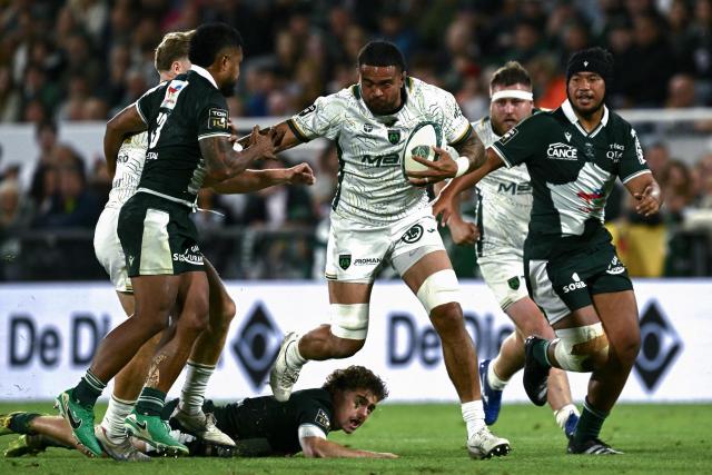 Montauban's Tongan flanker Vaea Fifita (C) runs with the ball during the French Top14 rugby union match between Section Paloise Bearn Pyrenees (Pau) and US Montauban at Stade du Hameau in Pau, south-western France on June 6, 2026. (Photo by Philippe LOPEZ / AFP)