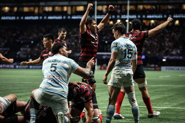 Toulouse's players celebrate after a try during the French Top14 rugby union match between Racing 92 and Stade Toulousain Rugby (Toulouse) at the Paris La Defense Arena in Nanterre, on the outskirts of Paris on June 6, 2026. (Photo by SIMON WOHLFAHRT / AFP)