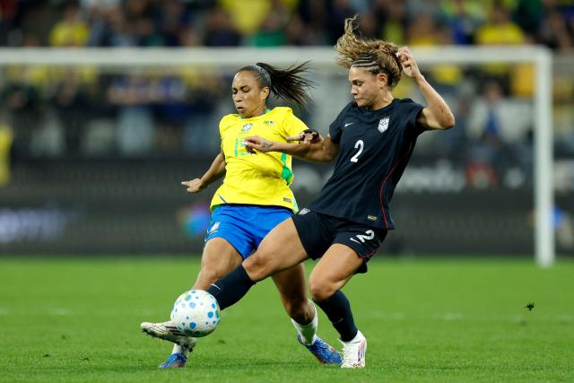 Brazil's defender #15 Thais Ferreira and US' defender #2 Emily Sams fight for the ball during the international women's friendly football match between Brazil and the United States at the Neo Quimica Arena in Sao Paulo, Brazil, on June 6, 2026, ahead of the 2027 FIFA Women's World Cup. (Photo by Miguel SCHINCARIOL / AFP)