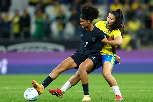 US' midfielder #7 Lily Yohannes (L) and Brazil's midfielder #05 Duda Sampaio (R) fight for the ball during the international women's friendly football match between Brazil and the United States at the Neo Quimica Arena in Sao Paulo, Brazil, on June 6, 2026, ahead of the 2027 FIFA Women's World Cup. (Photo by Miguel SCHINCARIOL / AFP)