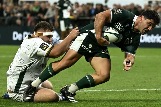 Montauban's French prop Lucas Seyrolle (L) tackles Pau's French hooker Lucas Rey during the French Top14 rugby union match between Section Paloise Bearn Pyrenees (Pau) and US Montauban at Stade du Hameau in Pau, south-western France on June 6, 2026. (Photo by Philippe LOPEZ / AFP)
