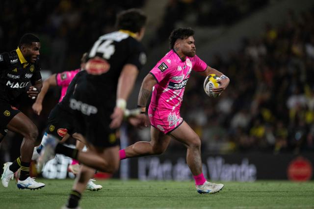 Stade Francais' French centre Tani Vili (R) runs with the ball during the French Top14 rugby union match between Stade Rochelais (La Rochelle) and Stade Francais Paris at The Marcel-Deflandre Stadium in La Rochelle, western France on June 6, 2026. (Photo by XAVIER LEOTY / AFP)