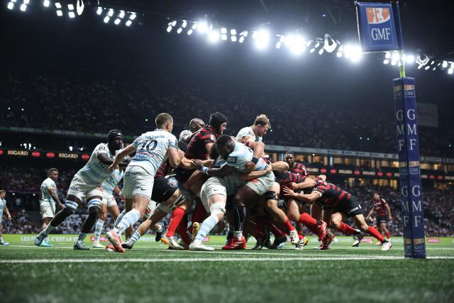 Players engage in a scrum during the French Top14 rugby union match between Racing 92 and Stade Toulousain Rugby (Toulouse) at the Paris La Defense Arena in Nanterre, on the outskirts of Paris on June 6, 2026. (Photo by SIMON WOHLFAHRT / AFP)