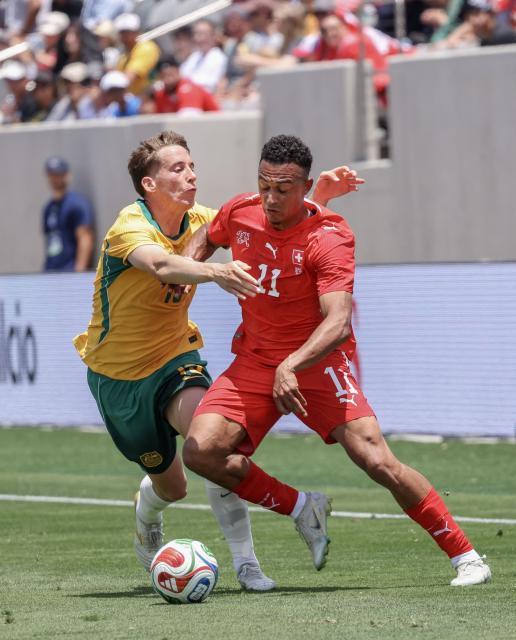 Australia's Kai Trewin (L) and Switzerland's Dan Ndoye battle for the ball  during the international friendly football match between Switzerland and Australia at Snapdragon Stadium in San Diego, California, on June 6, 2026. (Photo by SANDY HUFFAKER / AFP)