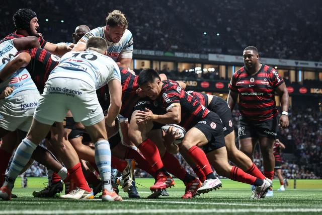 Toulouse's Japanese scrum-half Naoto Saito (C) and players engage in a scrum during the French Top14 rugby union match between Racing 92 and Stade Toulousain Rugby (Toulouse) at the Paris La Defense Arena in Nanterre, on the outskirts of Paris on June 6, 2026. (Photo by SIMON WOHLFAHRT / AFP)