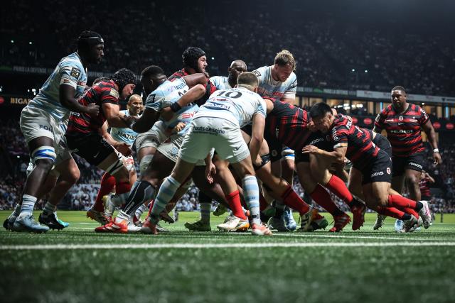 Toulouse's Japanese scrum-half Naoto Saito 5R° and players engage in a scrum during the French Top14 rugby union match between Racing 92 and Stade Toulousain Rugby (Toulouse) at the Paris La Defense Arena in Nanterre, on the outskirts of Paris on June 6, 2026. (Photo by SIMON WOHLFAHRT / AFP)