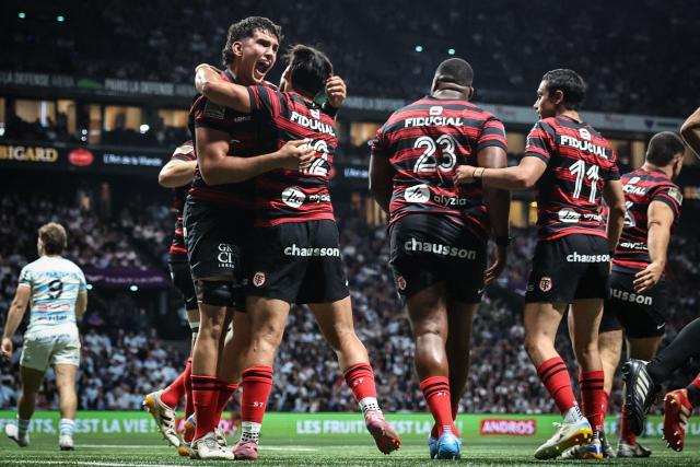 Toulouse's Argentinian lock Efrain Elias celebrates after his side scored a try during the French Top14 rugby union match between Racing 92 and Stade Toulousain Rugby (Toulouse) at the Paris La Defense Arena in Nanterre, on the outskirts of Paris on June 6, 2026. (Photo by SIMON WOHLFAHRT / AFP)