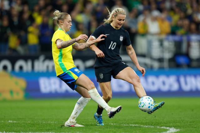 Brazil's defender #23 Isa Haas (L) and US' midfielder #10 Lindsey Heaps (R) fight for the ball during the international women's friendly football match between Brazil and the United States at the Neo Quimica Arena in Sao Paulo, Brazil, on June 6, 2026, ahead of the 2027 FIFA Women's World Cup. (Photo by Miguel SCHINCARIOL / AFP)