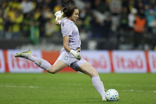 Brazil's goalkeeper #01 Lorena kicks the ball during the international women's friendly football match between Brazil and the United States at the Neo Quimica Arena in Sao Paulo, Brazil, on June 6, 2026, ahead of the 2027 FIFA Women's World Cup. (Photo by Miguel SCHINCARIOL / AFP)