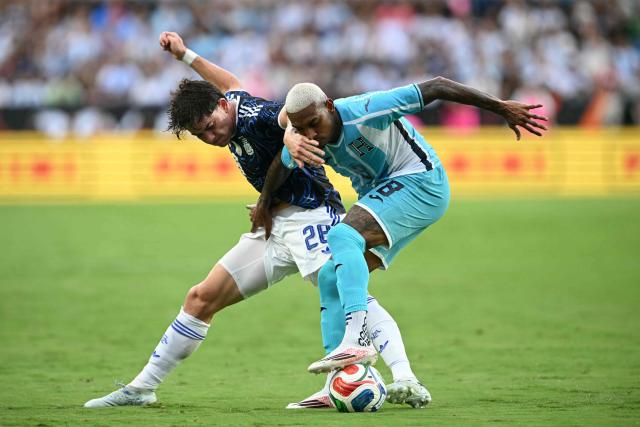 Argentina's defender #28 Agustin Giay and Honduras' defender #08 Joseph Rosales fight for the ball during the international friendly football match between Argentina and Honduras at Kyle Field in College Station, Texas on June 6, 2026. (Photo by RONALDO SCHEMIDT / AFP)