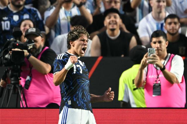 Argentina's forward #17 Giuliano Simeone celebrates after scoring his team's second goal during the international friendly football match between Argentina and Honduras at Kyle Field in College Station, Texas on June 6, 2026. (Photo by RONALDO SCHEMIDT / AFP)