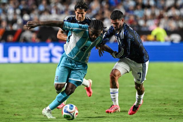Honduras' defender #06 Cristopher Melendez and Argentina's midfielder #07 Rodrigo De Paul fight for the ball during the international friendly football match between Argentina and Honduras at Kyle Field in College Station, Texas on June 6, 2026. (Photo by RONALDO SCHEMIDT / AFP)
