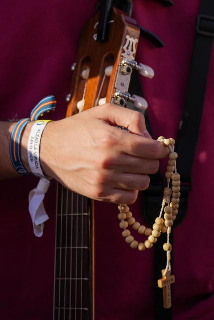 A believer prays the rosary while awaiting the start of the Holy Mass, to be led by Pope Leo XIV in the Plaza de Cibeles, in an adjacent street in Madrid on June 7, 2026. Pope Leo XIV is visiting Spain June 6-12 with stops in Madrid, Barcelona, and the Canary Islands, where he will meet with migrants and organisations dedicated to helping them. (Photo by Cesar MANSO / AFP)
