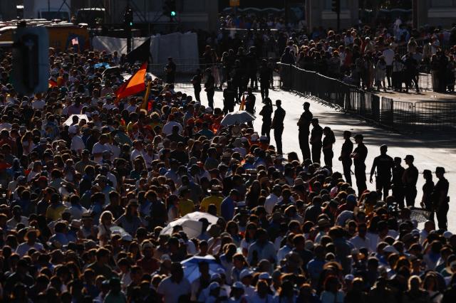 People gather in Alcala street as they await the start of the Holy Mass, to be led by Pope Leo XIV in the Plaza de Cibeles, in Madrid on June 7, 2026. Pope Leo XIV is visiting Spain June 6-12 with stops in Madrid, Barcelona, and the Canary Islands, where he will meet with migrants and organisations dedicated to helping them. (Photo by Oscar DEL POZO / AFP)