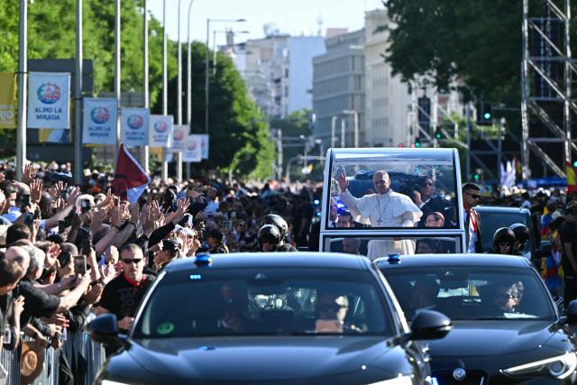 Pope Leo XIV arrives in the popemobile to lead the Holy Mass in the Plaza de Cibeles in Madrid on June 7, 2026. Pope Leo XIV is visiting Spain June 6-12 with stops in Madrid, Barcelona, and the Canary Islands, where he will meet with migrants and organisations dedicated to helping them. (Photo by Javier SORIANO / AFP)