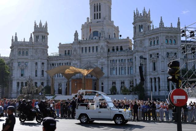 Pope Leo XIV waves from the popemobile as he arrives to lead the Holy Mass in the Plaza de Cibeles in Madrid on June 7, 2026. Pope Leo XIV is visiting Spain June 6-12 with stops in Madrid, Barcelona, and the Canary Islands, where he will meet with migrants and organisations dedicated to helping them. (Photo by Thomas COEX / AFP)