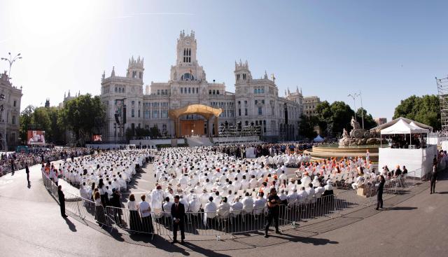 This general view shows the Plaza de Cibeles during the Holy Mass led by Pope Leo XIV in Madrid on June 7, 2026. Pope Leo XIV is visiting Spain June 6-12 with stops in Madrid, Barcelona, and the Canary Islands, where he will meet with migrants and organisations dedicated to helping them. (Photo by Oscar DEL POZO / AFP)