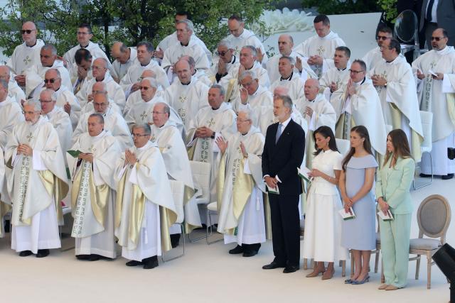 (From R) Princess Sofia, Crown Princess Leonor, Queen Letizia and King Felipe VI attend the Holy Mass to be led by Pope Leo XIV in the Plaza de Cibeles in Madrid on June 7, 2026. Pope Leo XIV is visiting Spain June 6-12 with stops in Madrid, Barcelona, and the Canary Islands, where he will meet with migrants and organisations dedicated to helping them. (Photo by Pierre-Philippe MARCOU / AFP)