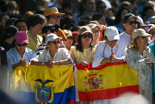 Faithful attend the Holy Mass lead by Pope Leo XIV in the Plaza de Cibeles in Madrid on June 7, 2026. Pope Leo XIV is visiting Spain June 6-12 with stops in Madrid, Barcelona, and the Canary Islands, where he will meet with migrants and organisations dedicated to helping them. (Photo by Javier SORIANO / AFP)