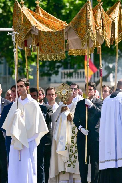 Pope Leo XIV walks along Alcala Street during the Corpus Christi procession following the Holy Mass held in the Plaza de Cibeles in Madrid on June 7, 2026. Pope Leo XIV is visiting Spain June 6-12 with stops in Madrid, Barcelona, and the Canary Islands, where he will meet with migrants and organisations dedicated to helping them. (Photo by Stefano RELLANDINI / AFP)